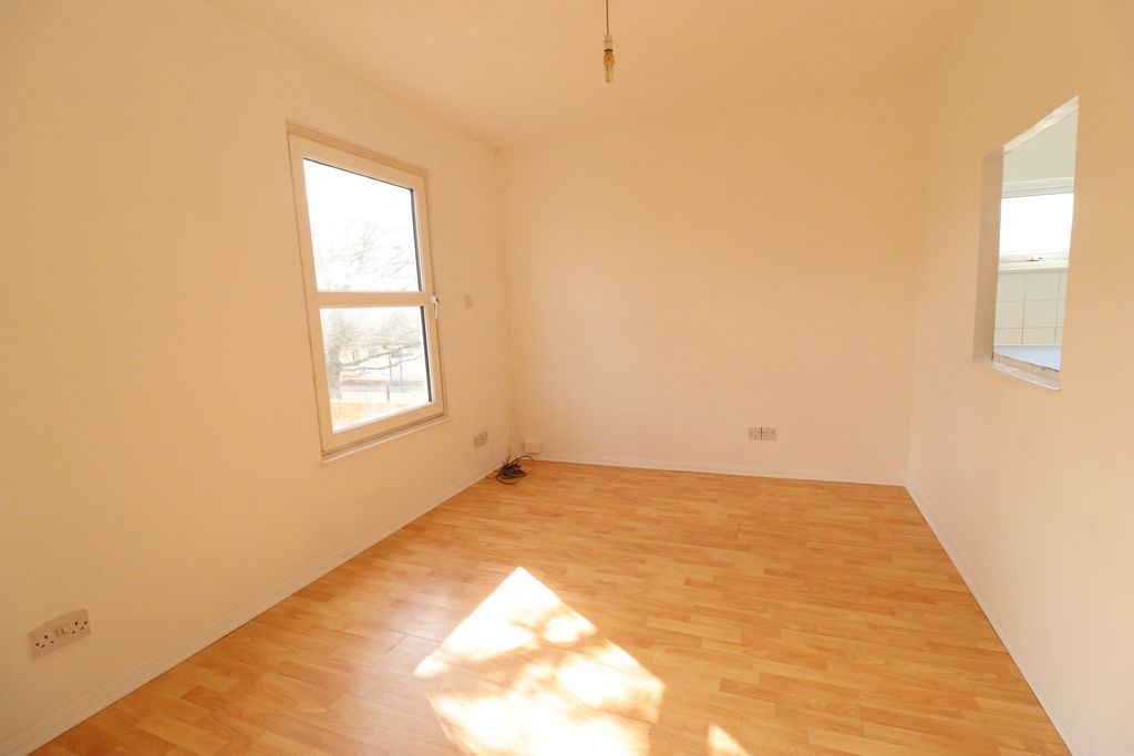 Property photo 2 of 9 Picture No. 16