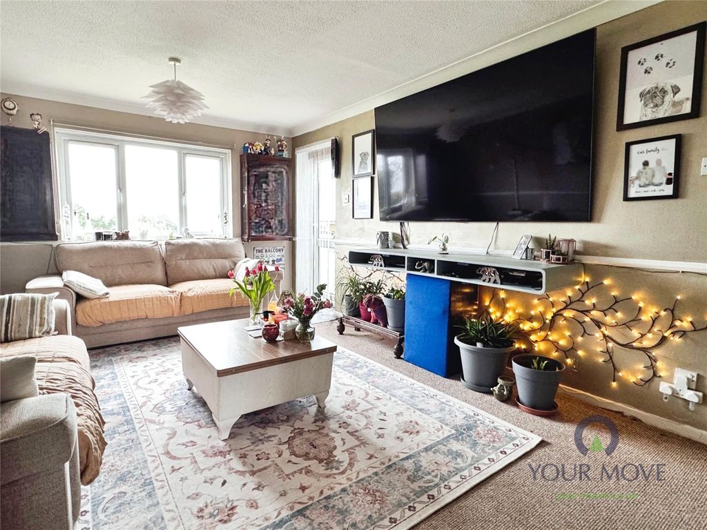 Property photo 3 of 18 Lounge