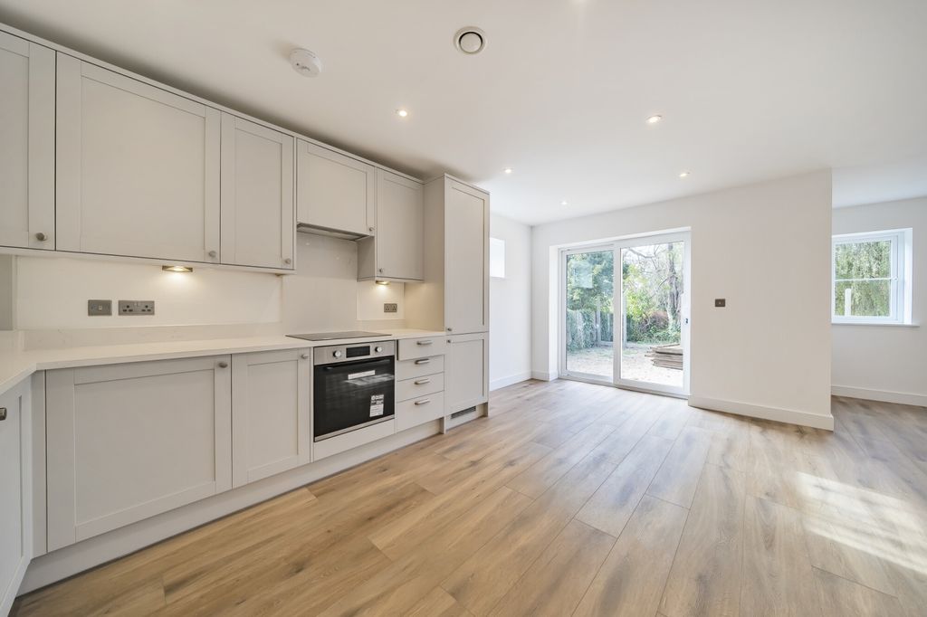 Property photo 3 of 17 Kitchen