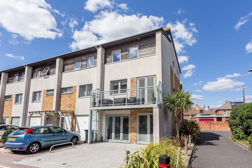 Property photo 1 of 22 2Broomhillway-Ph36_Web72.Jpg