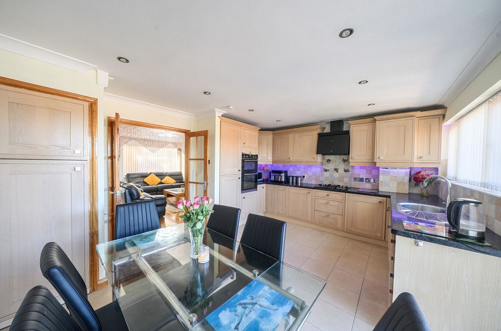 Property photo 3 of 13 1439772-16-69Eb9d...