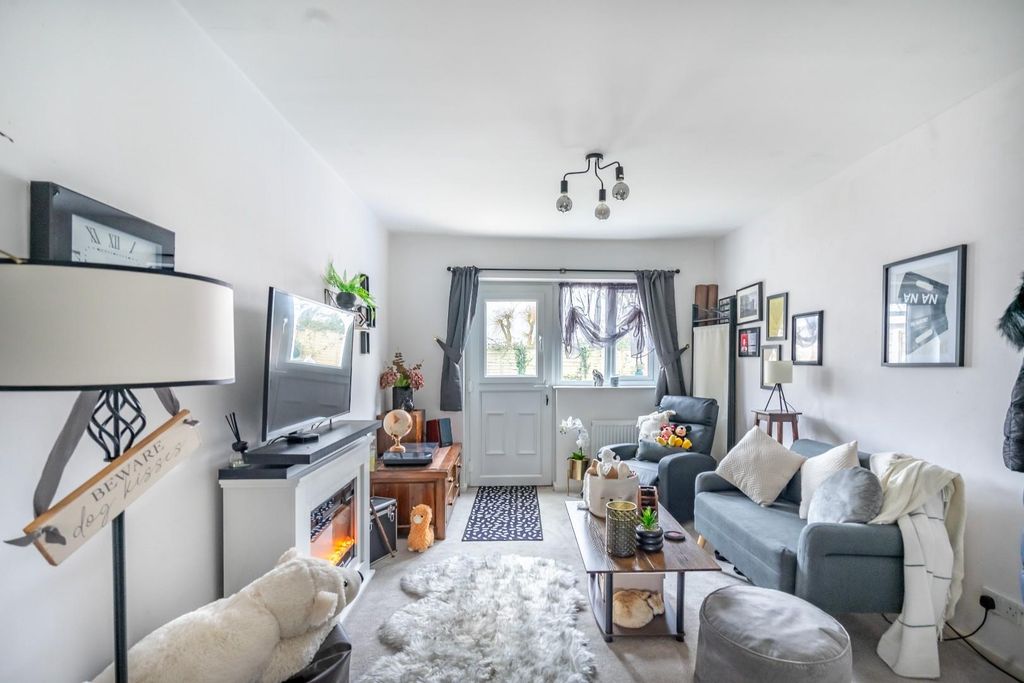 Property photo 3 of 16 9 Wordsworth Crescent-7.Jpg