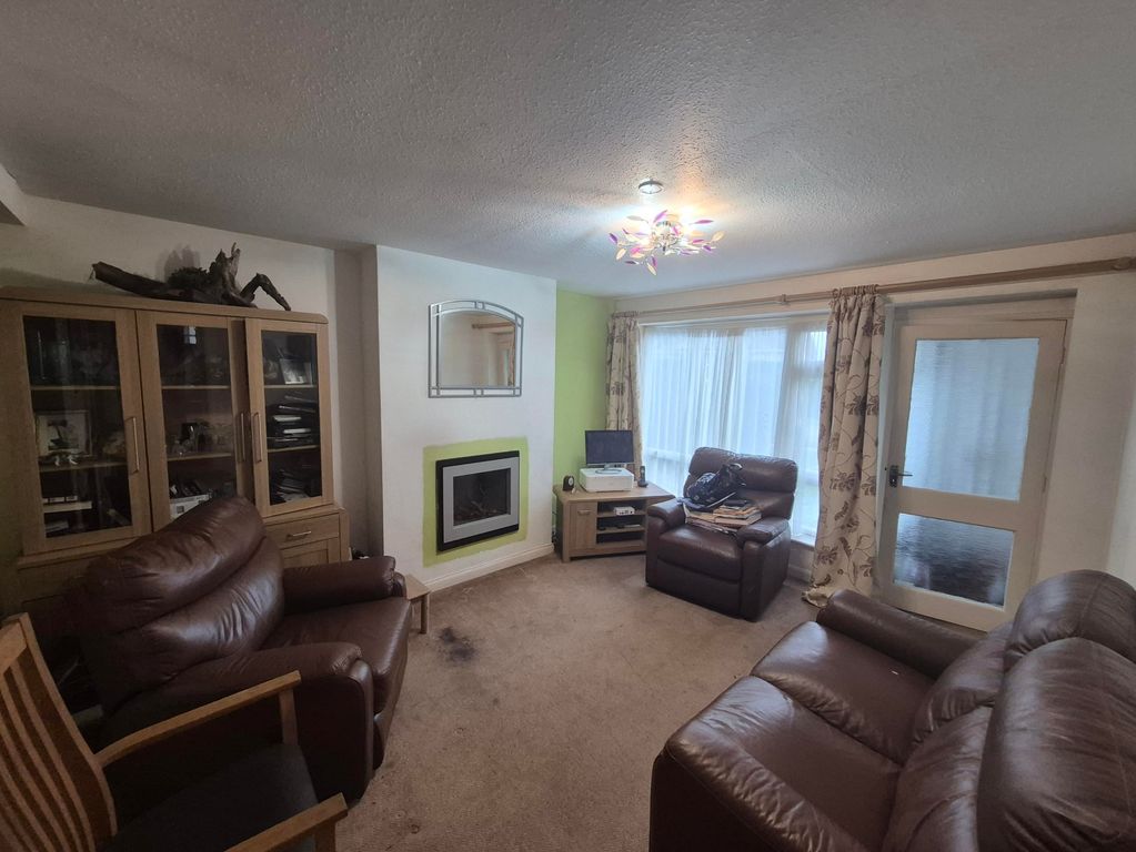 Property photo 2 of 15 Lounge