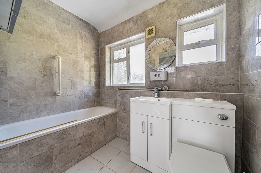 Property photo 3 of 10 Bathroom