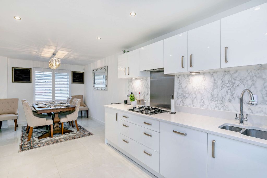 Property photo 3 of 18 Dining Kitchen