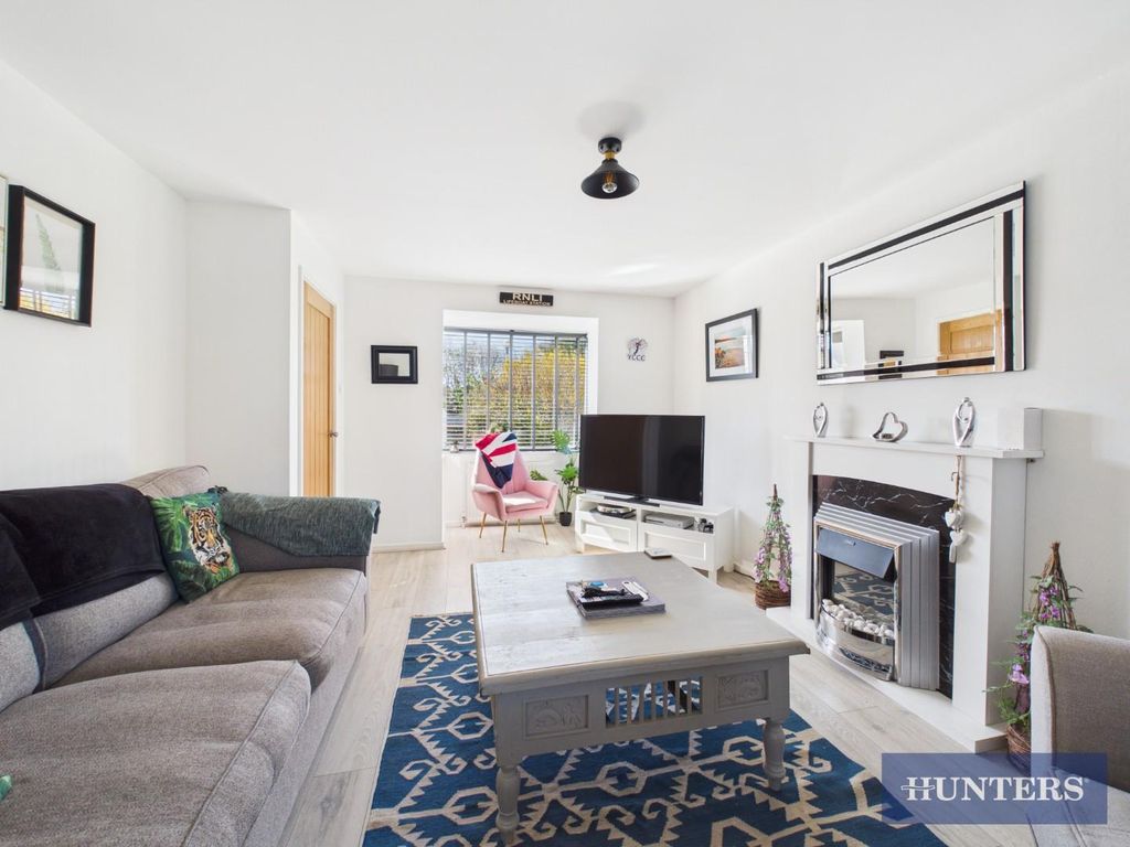 Property photo 3 of 17 Lounge