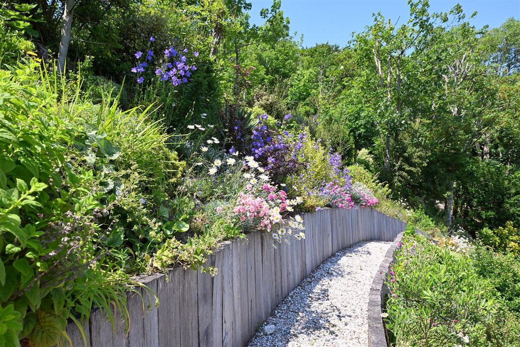 Property photo 3 of 34 Gardens