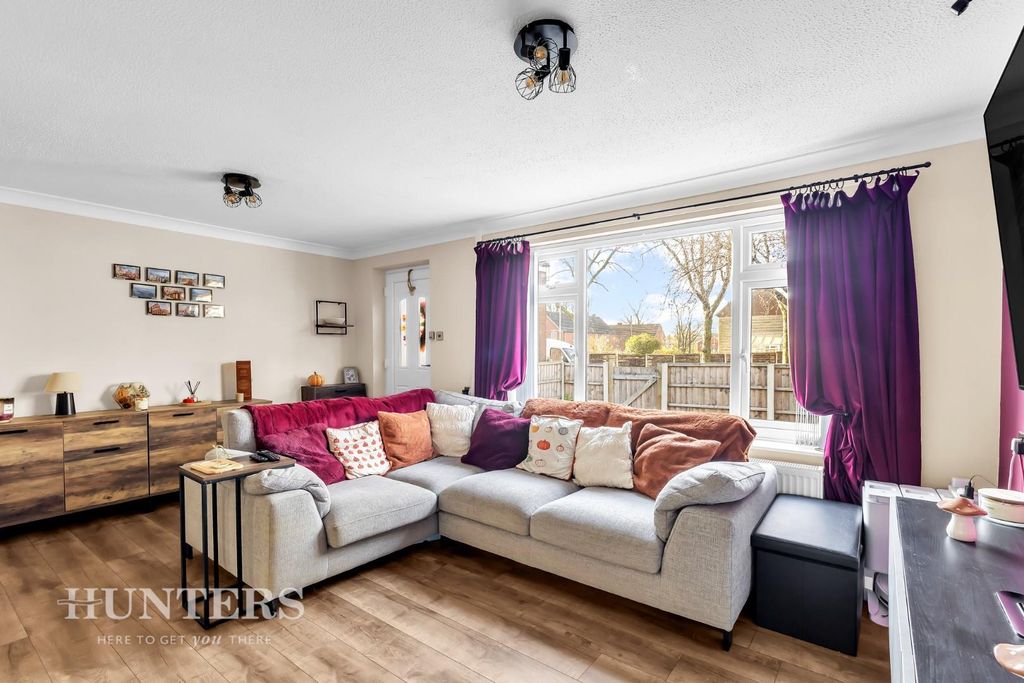 Property photo 3 of 20 Lounge