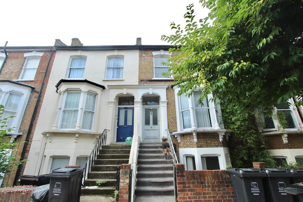 Property photo 2 of 12 Alvington Crescent, E8