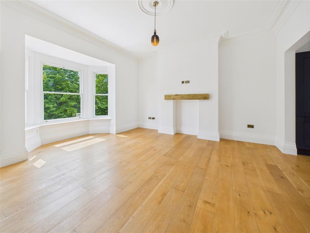 Property photo 3 of 18 Living Room