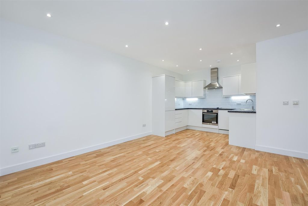 Property photo 3 of 7 Spacephoto-2.Jpg