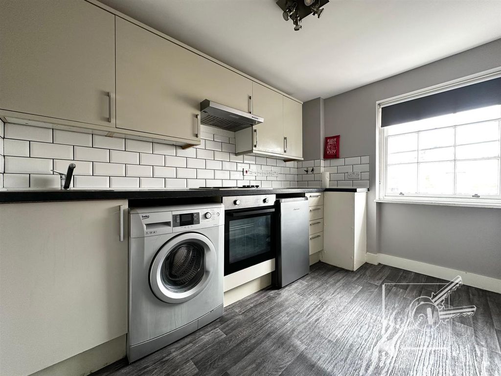 Property photo 3 of 10 Kitchen