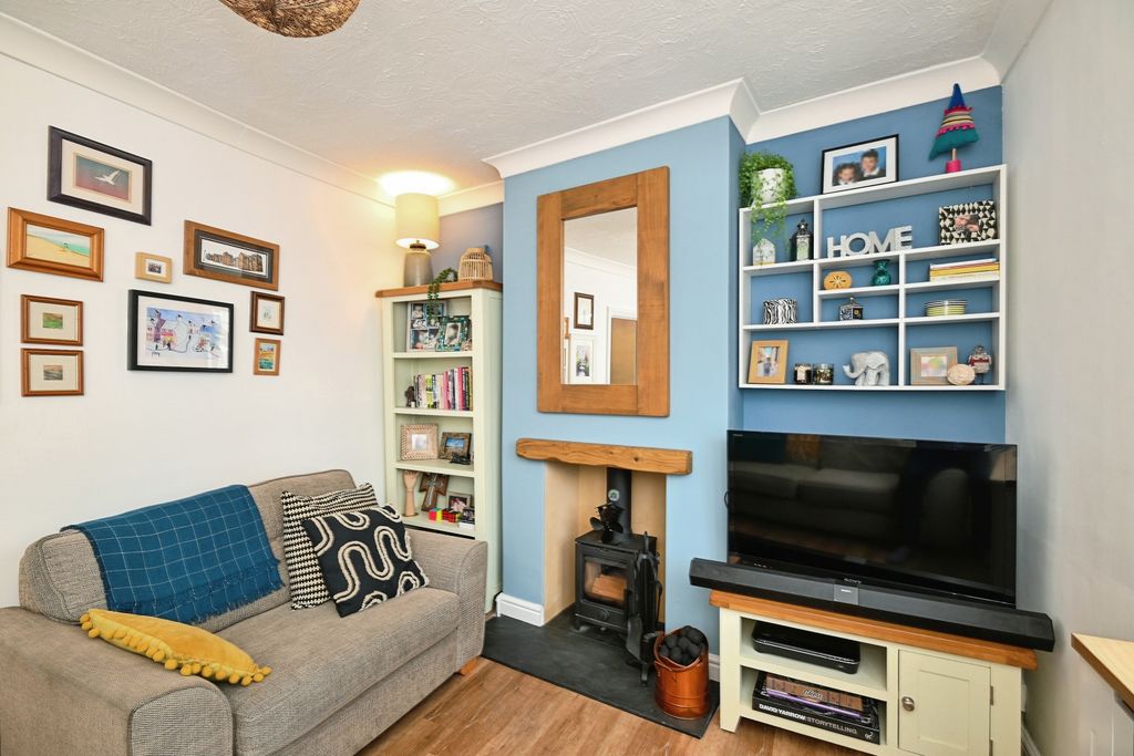 Property photo 2 of 18 Lounge