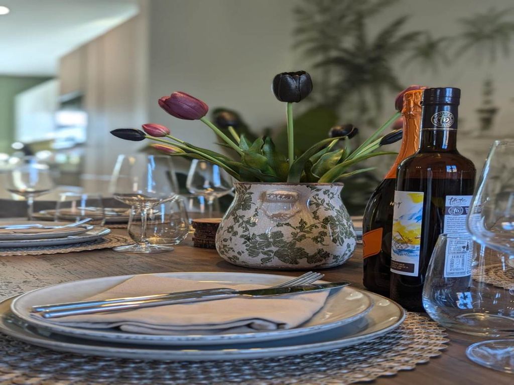 Property photo 1 of 14 Table Shot