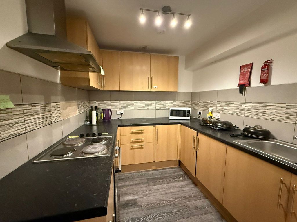 Property photo 1 of 6 Compact Size Studio Flat For Single Person - High Road Ilford