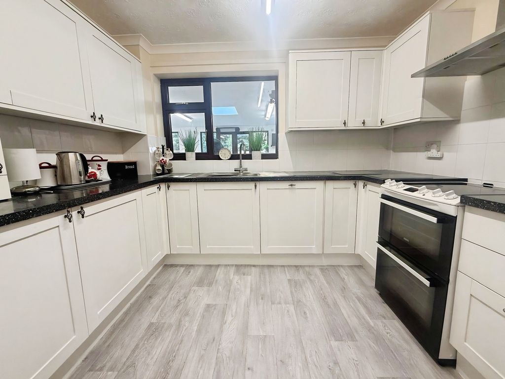 Property photo 2 of 31