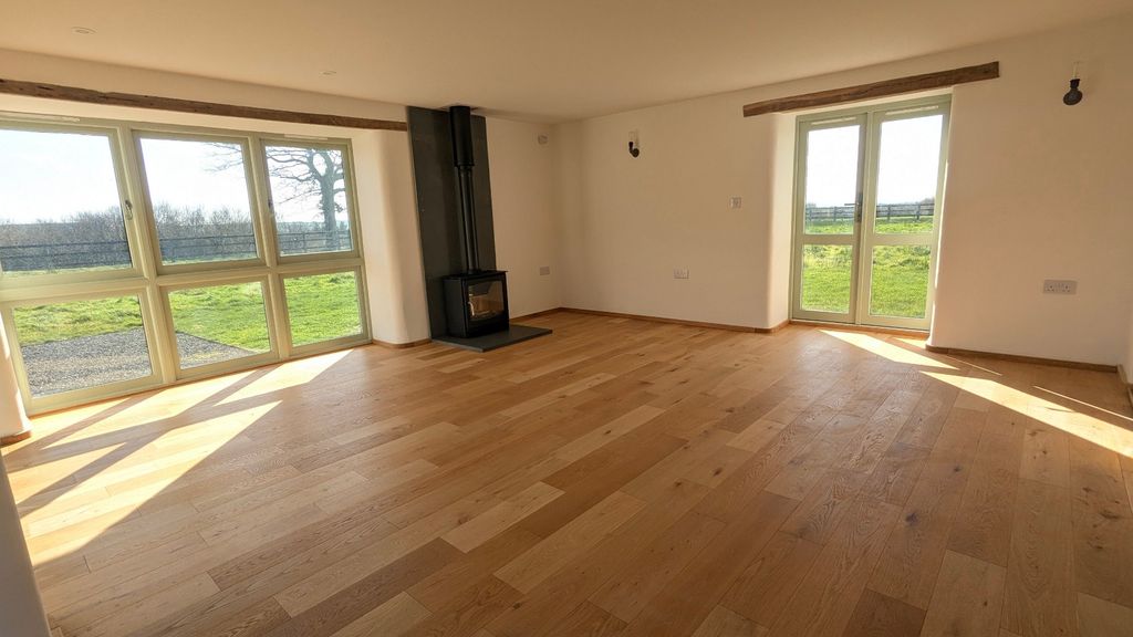 Property photo 2 of 8 4984185