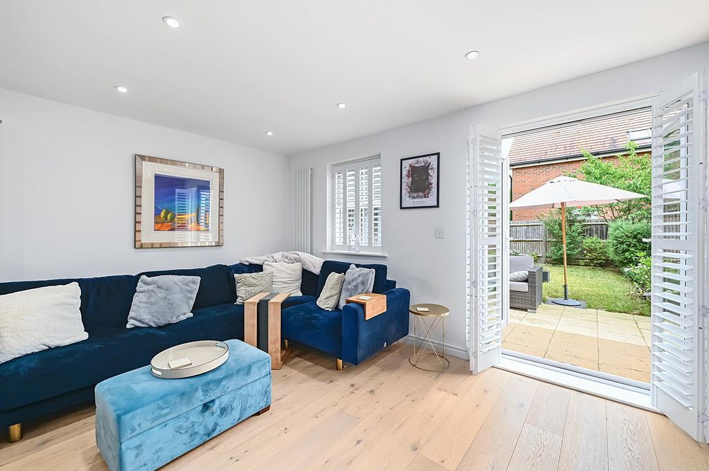 Property photo 3 of 15 3 Locks Yard Tn27 (11).Jpg