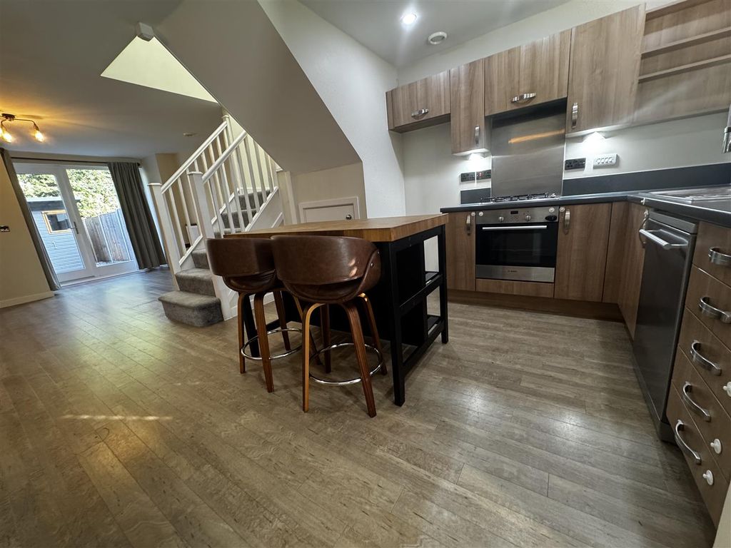 Property photo 3 of 11 Kitchen