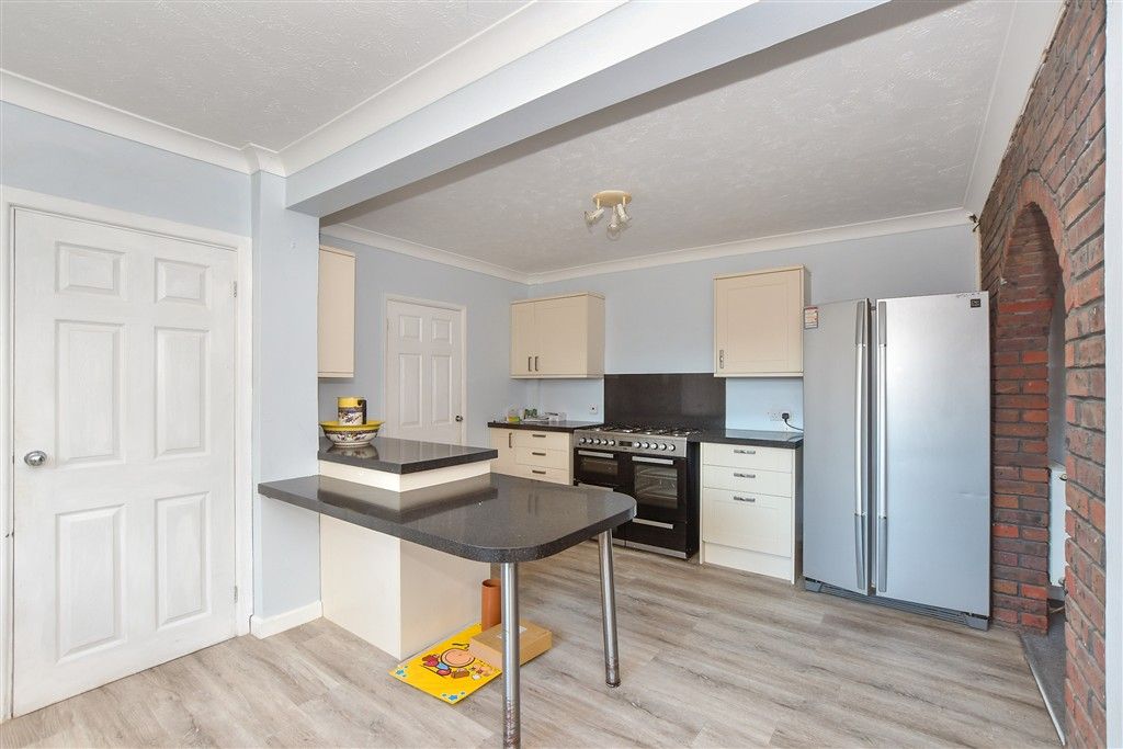 Property photo 2 of 19 Kitchen/Breakfast Room