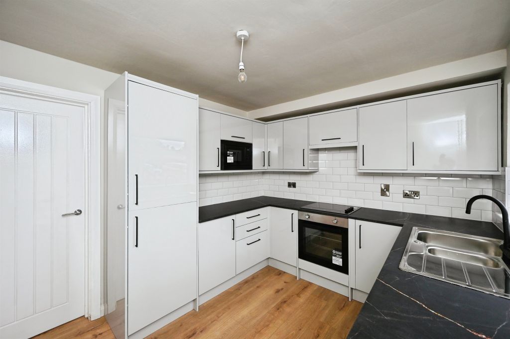 Property photo 2 of 11 Kitchen