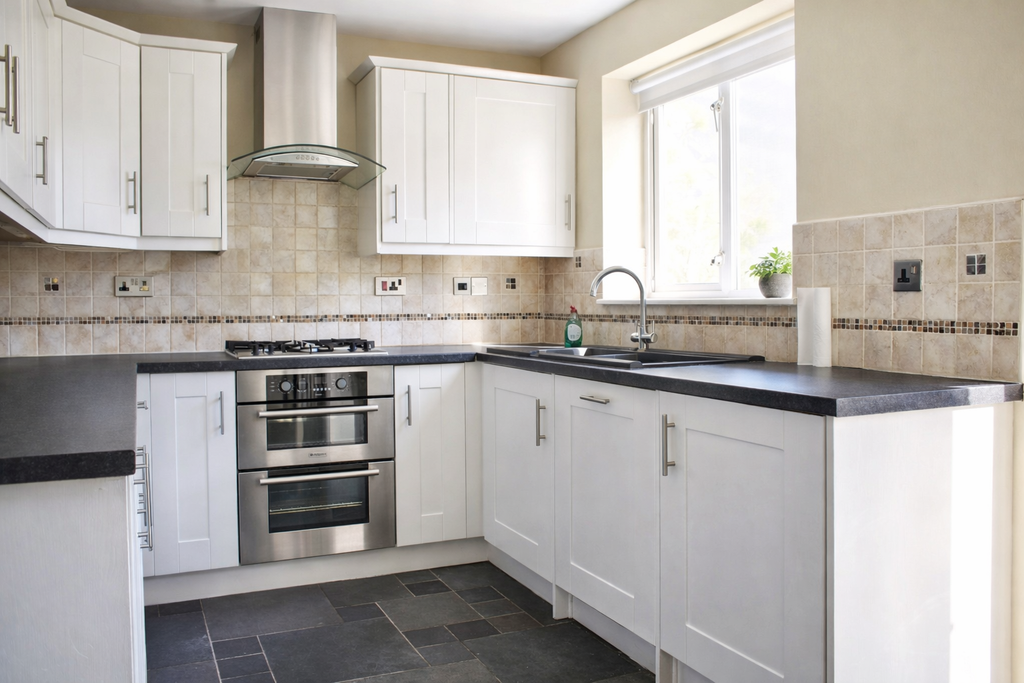 Property photo 3 of 11 Kitchen