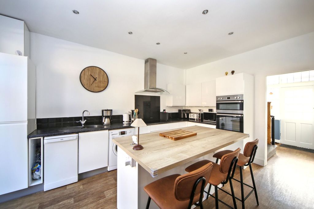 Property photo 3 of 21