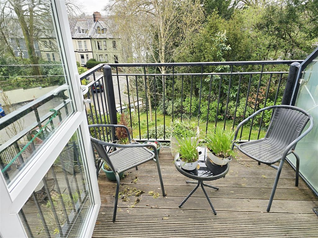 Property photo 3 of 12 Decking