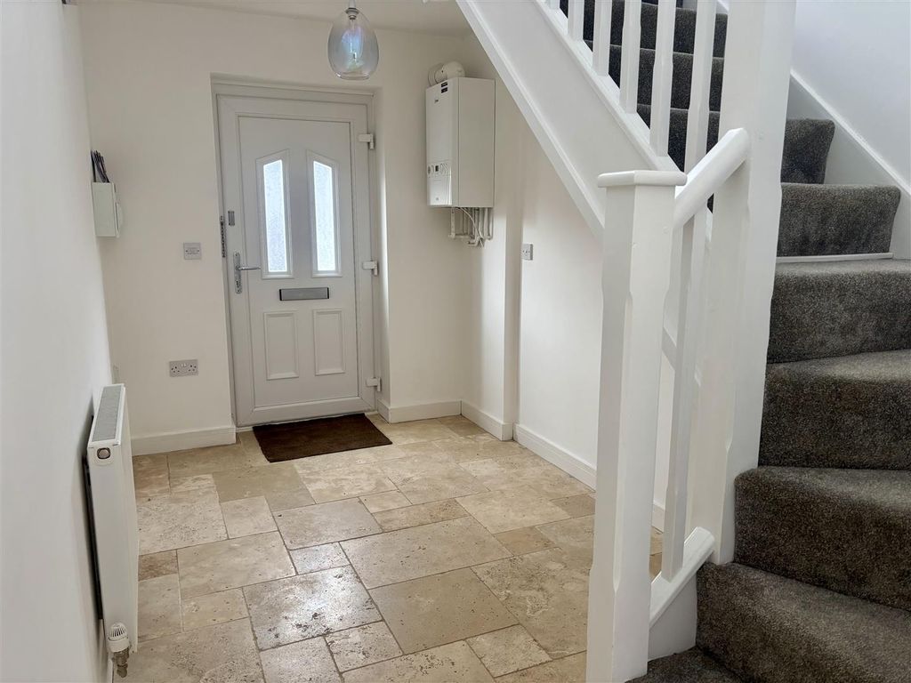 Property photo 3 of 18 Entrance Hall