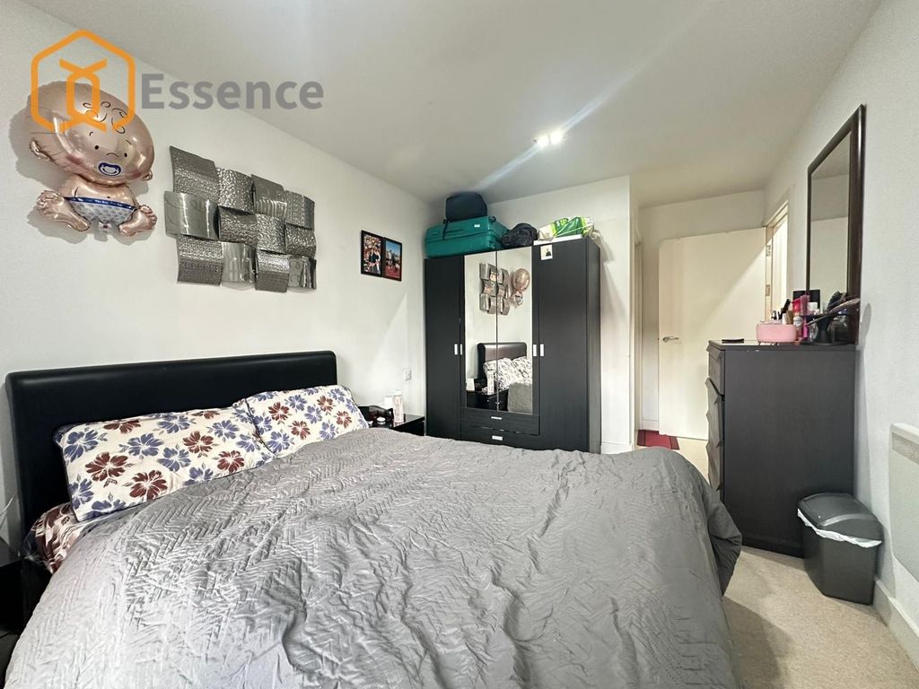 Property photo 3 of 10 Main Bedroom Angle 2