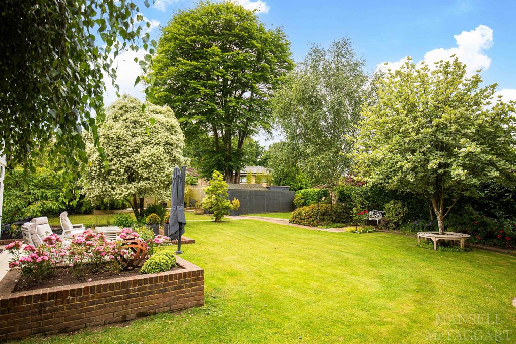 Additional image 28 of 4 bed detached house for saleMount Close, Crawley RH10