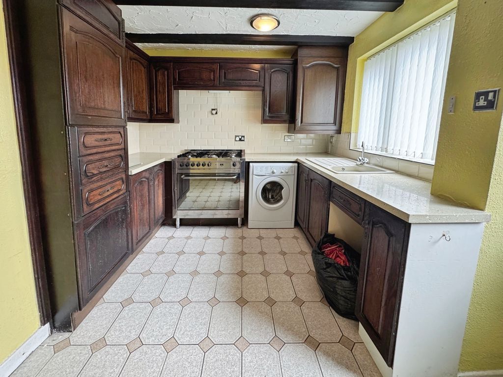 Property photo 3 of 18 Kitchen