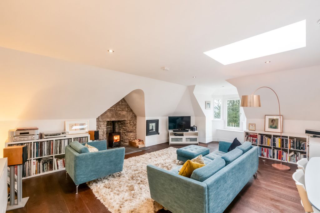 Property photo 2 of 27