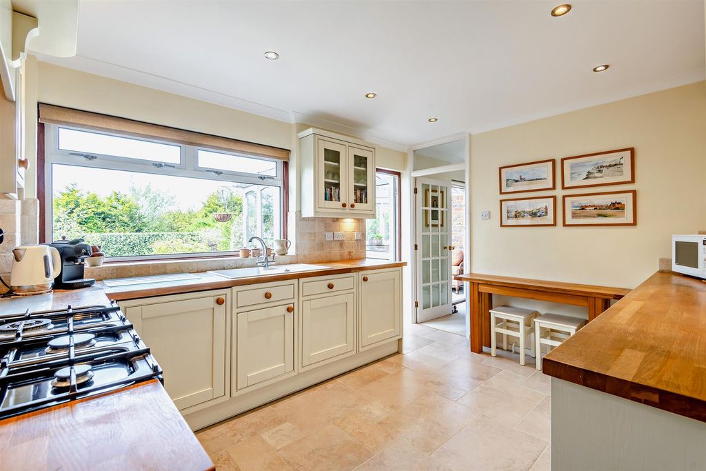 Property photo 3 of 19 8685607-Interior03-800.Jpg