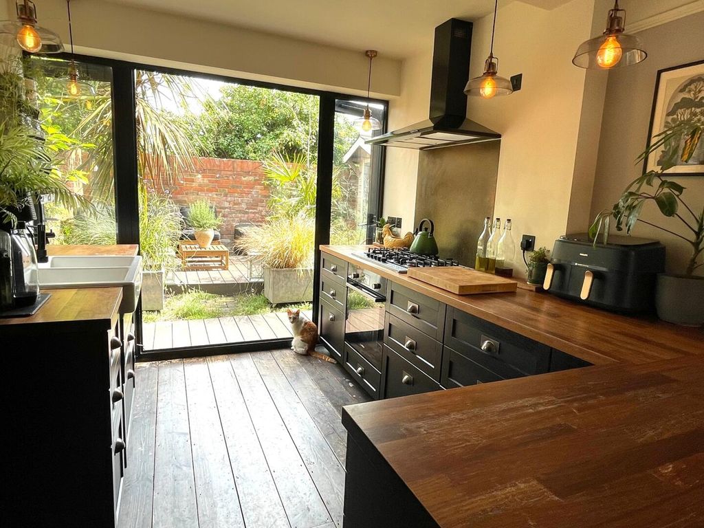 Property photo 3 of 31 Kitchen