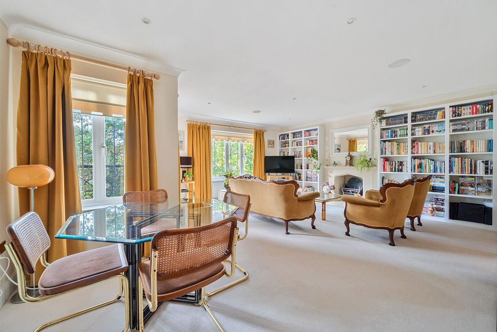 Property photo 2 of 19 1364707-27-68E7cd...