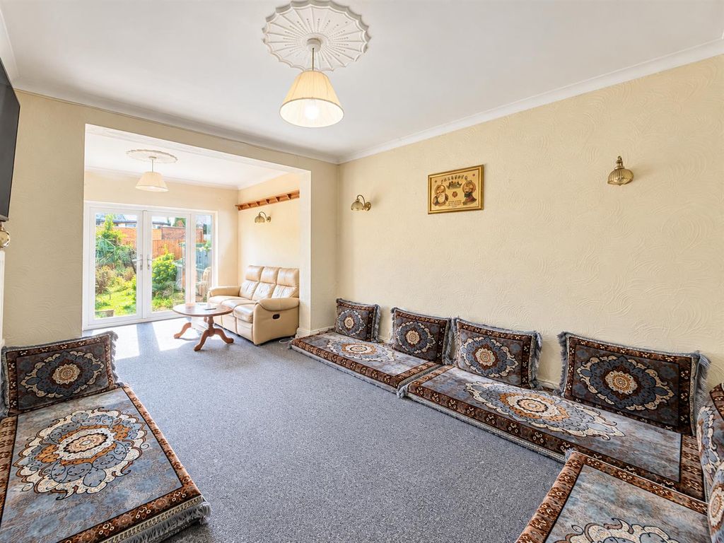 Property photo 2 of 13 Through Lounge