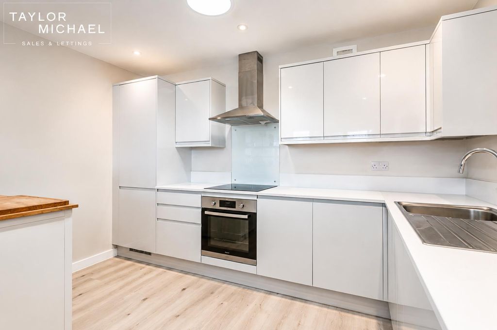 Property photo 3 of 17 Kitchen