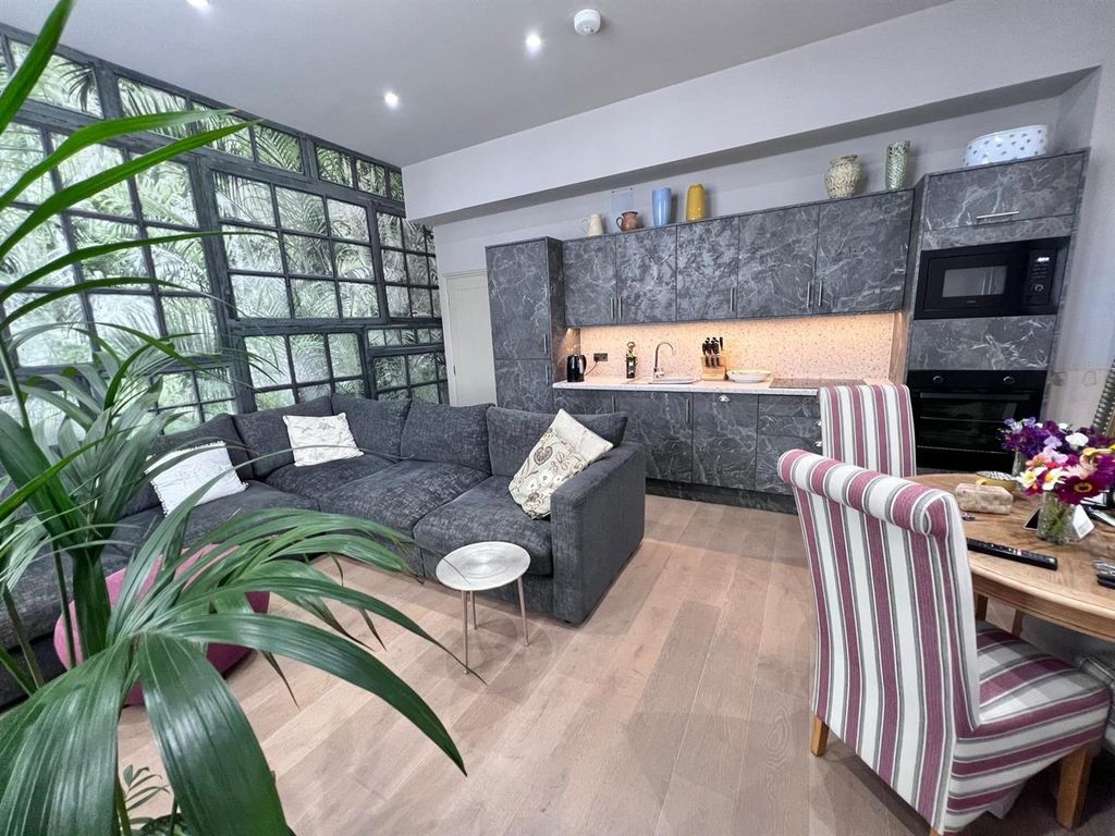 2 bed flat for saleCastle Street, Mere, Warminster BA12 photo 5