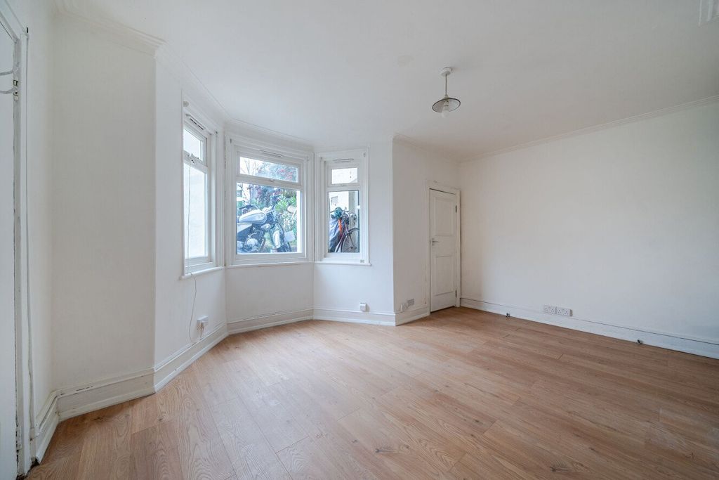 Property photo 2 of 8 Picture No. 15