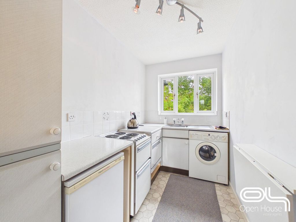 Property photo 3 of 7 Kitchen