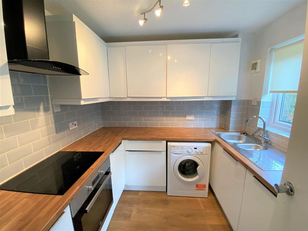 Property photo 1 of 8 Hereward Gr Ig10