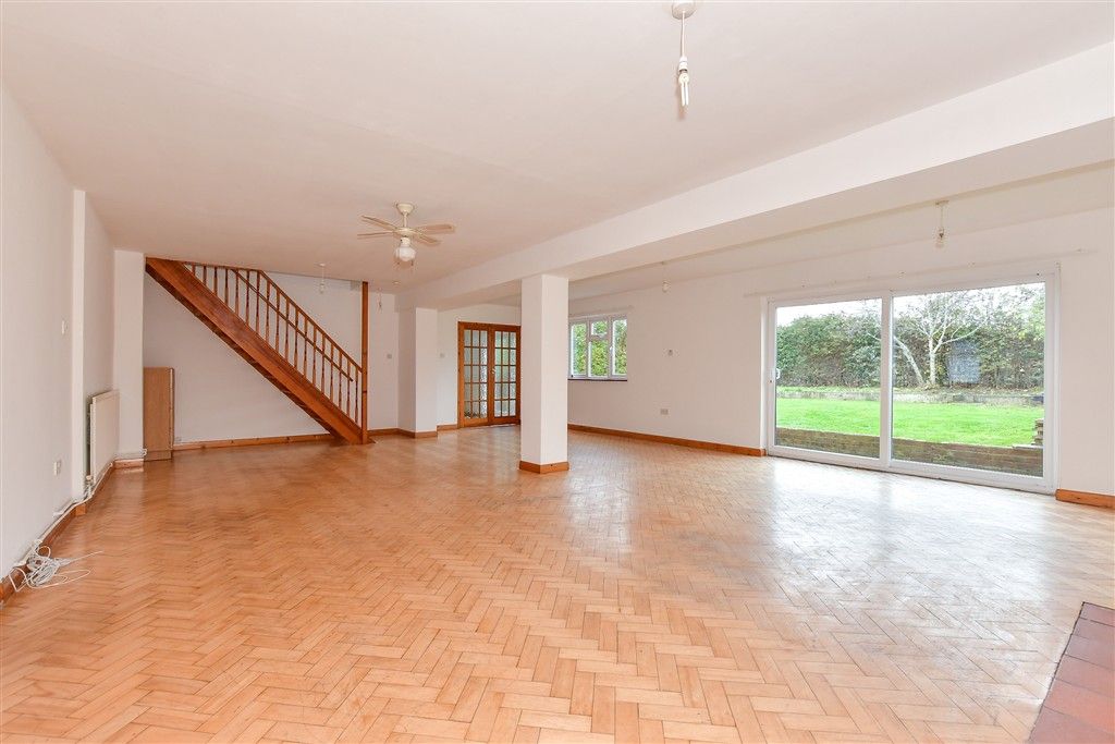 Property photo 3 of 16 Lounge