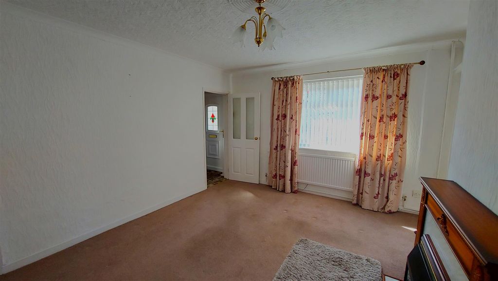 Property photo 3 of 24 Lounge