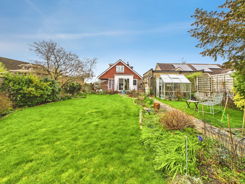 Property photo 2 of 17 6358Fd3E-Cam04018G0-Pr0451-Still024