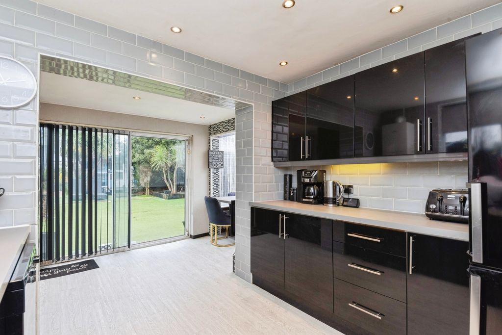 Property photo 3 of 14 Kitchen