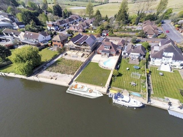 Property photo 2 of 44 Thames View - Mooring Boat Picture