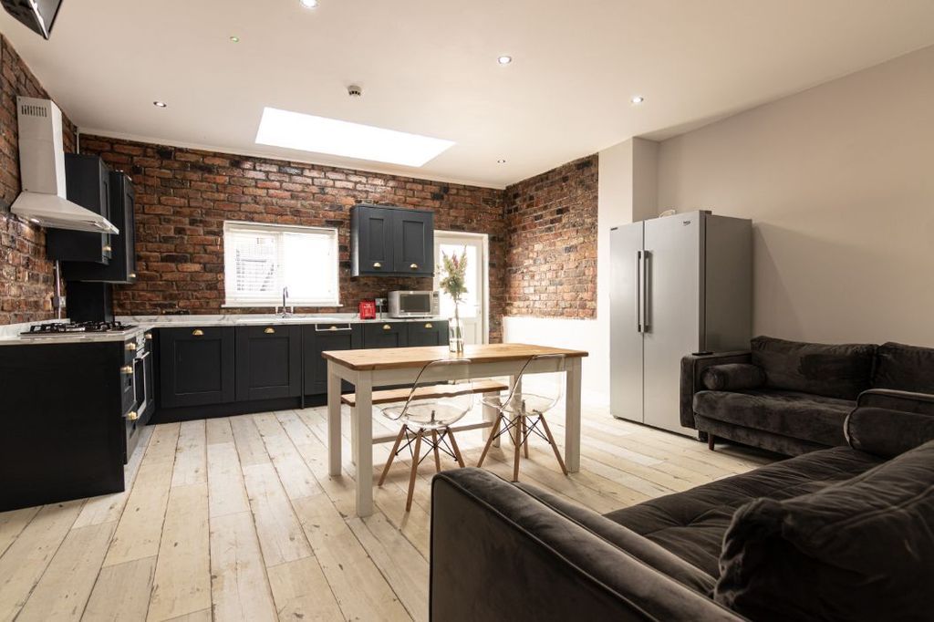 Property photo 1 of 13 45 Portman Road
