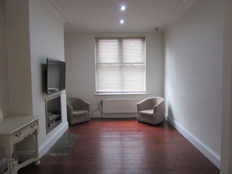 Property photo 2 of 11 Through Lounge (Front)