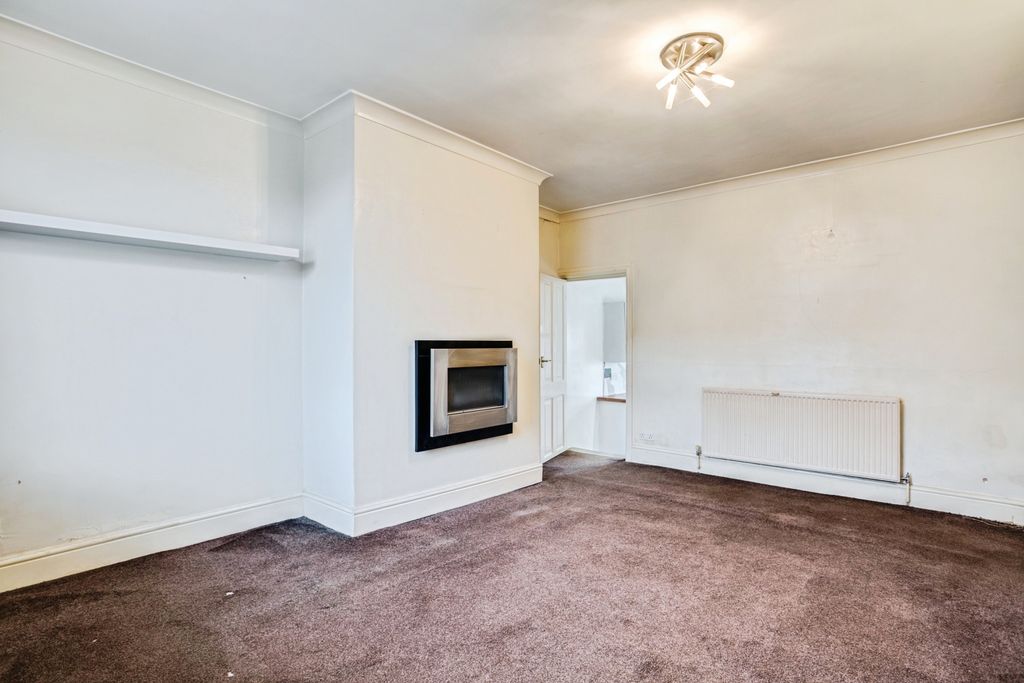 Property photo 3 of 15 Lounge